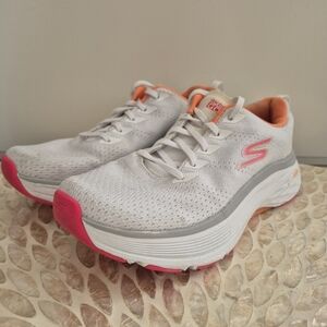 SKECHERS Max Cushioning Arch Fit White Walking Shoes Size 9